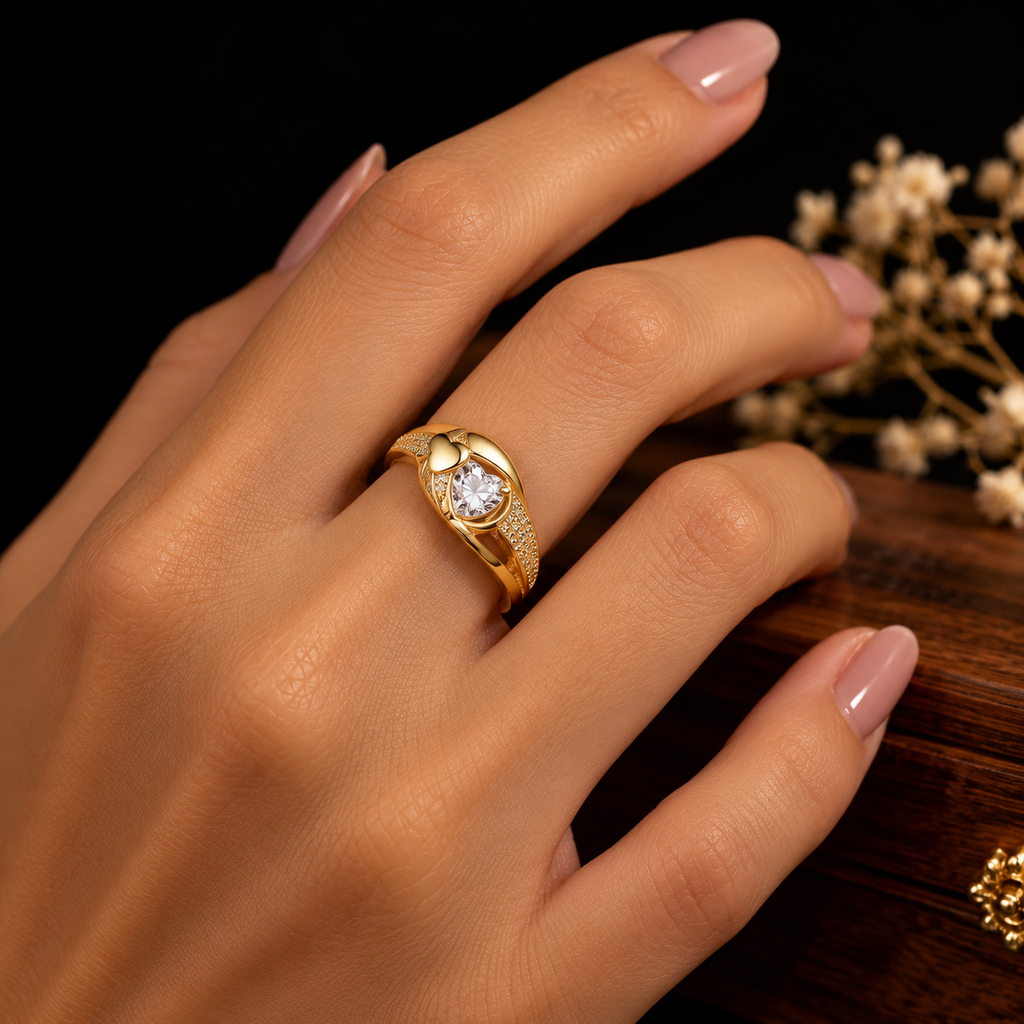 Anel Feminino Dourado Coração com Pedra Brilhante | ZUNELLO